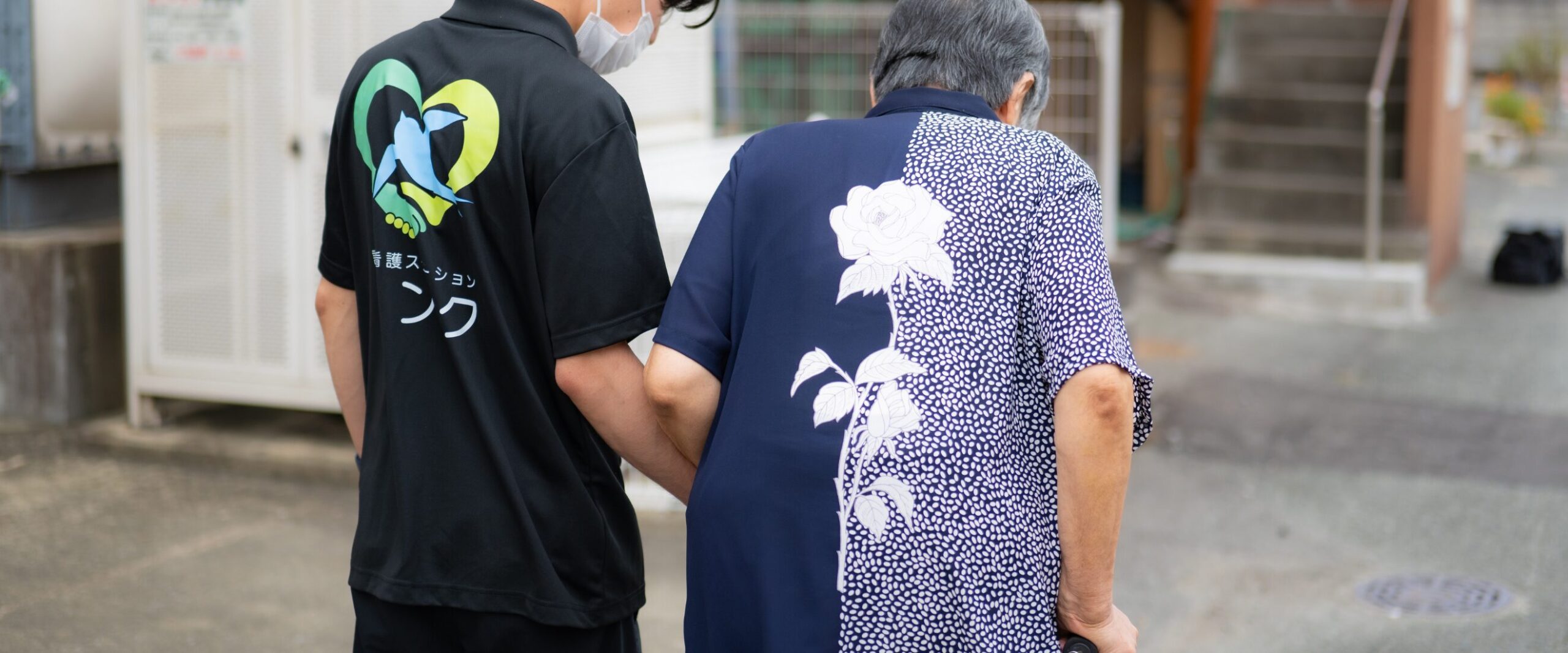 ご自宅で観察を行う看護師